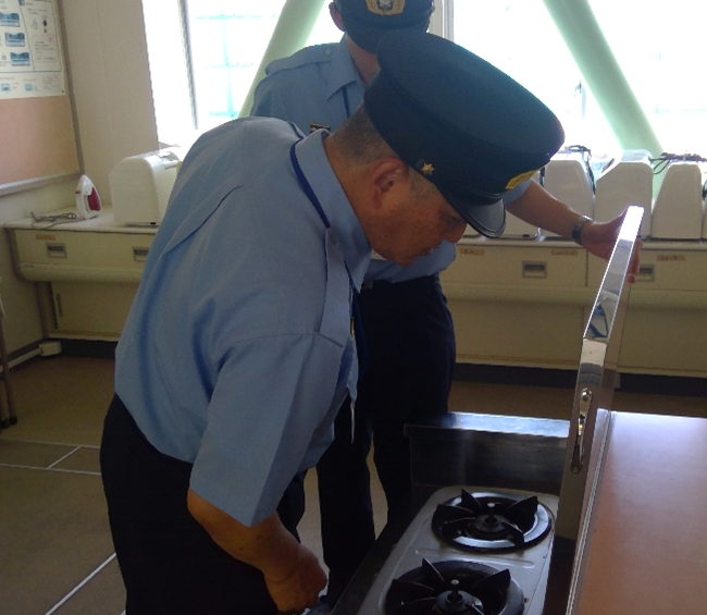 家庭科室のコンロを確認